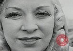 Immagine di Mae West South Hampton Inghilterra, 1941, secondo 26 filmato di repertorio 65675024279