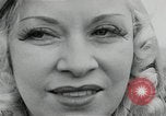 Immagine di Mae West South Hampton Inghilterra, 1941, secondo 27 filmato di repertorio 65675024279
