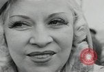 Immagine di Mae West South Hampton Inghilterra, 1941, secondo 28 filmato di repertorio 65675024279