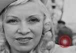 Immagine di Mae West South Hampton Inghilterra, 1941, secondo 29 filmato di repertorio 65675024279