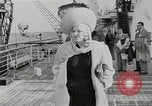 Immagine di Mae West South Hampton Inghilterra, 1941, secondo 30 filmato di repertorio 65675024279