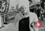 Immagine di Mae West South Hampton Inghilterra, 1941, secondo 31 filmato di repertorio 65675024279