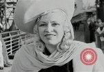 Immagine di Mae West South Hampton Inghilterra, 1941, secondo 32 filmato di repertorio 65675024279