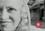 Immagine di Mae West South Hampton Inghilterra, 1941, secondo 33 filmato di repertorio 65675024279