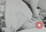 Immagine di Mae West South Hampton Inghilterra, 1941, secondo 34 filmato di repertorio 65675024279