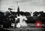 Standbild V-2 Rakete Deutschland, 1943, aus Sekunde 5 historischem Filmmaterial Videoclip 65675024301