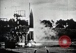 Standbild V-2 Rakete Deutschland, 1943, aus Sekunde 8 historischem Filmmaterial Videoclip 65675024301