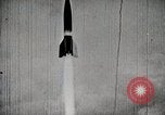 Standbild V-2 Rakete Deutschland, 1943, aus Sekunde 15 historischem Filmmaterial Videoclip 65675024301