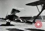 Standbild deutsche Flugzeuge von Ersten Weltkrieg Deutschland, 1918, aus Sekunde 12 historischem Filmmaterial Videoclip 65675024361