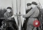 Standbild Reinhold Bodenbearbeitung Deutschland, 1931, aus Sekunde 41 historischem Filmmaterial Videoclip 65675024388