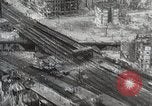 Standbild Ansichten der zerstörten Berlin am Ende des Zweiten Weltkrieg Berlin Deutschland, 1945, aus Sekunde 27 historischem Filmmaterial Videoclip 65675024426