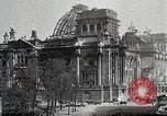 Standbild Ansichten der zerstörten Berlin am Ende des Zweiten Weltkrieg Berlin Deutschland, 1945, aus Sekunde 54 historischem Filmmaterial Videoclip 65675024426