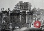 Standbild Ansichten der zerstörten Berlin am Ende des Zweiten Weltkrieg Berlin Deutschland, 1945, aus Sekunde 56 historischem Filmmaterial Videoclip 65675024426