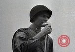 Standbild Amerikanische 82 Und 101 Fallschirmjäger am Vorabend des D-Day Invasion Frankreichs England, 1944, aus Sekunde 3 historischem Filmmaterial Videoclip 65675024429