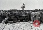 Standbild Amerikanische 82 Und 101 Fallschirmjäger am Vorabend des D-Day Invasion Frankreichs England, 1944, aus Sekunde 9 historischem Filmmaterial Videoclip 65675024429