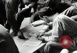 Standbild Amerikanische 82 Und 101 Fallschirmjäger am Vorabend des D-Day Invasion Frankreichs England, 1944, aus Sekunde 11 historischem Filmmaterial Videoclip 65675024429