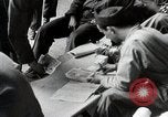 Standbild Amerikanische 82 Und 101 Fallschirmjäger am Vorabend des D-Day Invasion Frankreichs England, 1944, aus Sekunde 12 historischem Filmmaterial Videoclip 65675024429