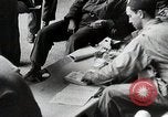 Standbild Amerikanische 82 Und 101 Fallschirmjäger am Vorabend des D-Day Invasion Frankreichs England, 1944, aus Sekunde 14 historischem Filmmaterial Videoclip 65675024429