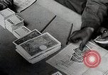 Standbild Amerikanische 82 Und 101 Fallschirmjäger am Vorabend des D-Day Invasion Frankreichs England, 1944, aus Sekunde 20 historischem Filmmaterial Videoclip 65675024429