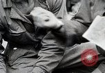 Standbild Amerikanische 82 Und 101 Fallschirmjäger am Vorabend des D-Day Invasion Frankreichs England, 1944, aus Sekunde 24 historischem Filmmaterial Videoclip 65675024429