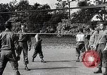 Standbild Amerikanische 82 Und 101 Fallschirmjäger am Vorabend des D-Day Invasion Frankreichs England, 1944, aus Sekunde 32 historischem Filmmaterial Videoclip 65675024429