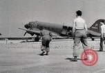 Standbild Amerikanische 82 Und 101 Fallschirmjäger am Vorabend des D-Day Invasion Frankreichs England, 1944, aus Sekunde 43 historischem Filmmaterial Videoclip 65675024429