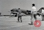 Standbild Amerikanische 82 Und 101 Fallschirmjäger am Vorabend des D-Day Invasion Frankreichs England, 1944, aus Sekunde 44 historischem Filmmaterial Videoclip 65675024429
