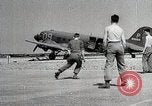 Standbild Amerikanische 82 Und 101 Fallschirmjäger am Vorabend des D-Day Invasion Frankreichs England, 1944, aus Sekunde 45 historischem Filmmaterial Videoclip 65675024429