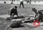 Standbild Amerikanische 82 Und 101 Fallschirmjäger am Vorabend des D-Day Invasion Frankreichs England, 1944, aus Sekunde 49 historischem Filmmaterial Videoclip 65675024429