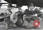 Standbild Amerikanische 82 Und 101 Fallschirmjäger am Vorabend des D-Day Invasion Frankreichs England, 1944, aus Sekunde 56 historischem Filmmaterial Videoclip 65675024429