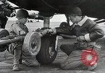 Standbild Amerikanische 82 Und 101 Fallschirmjäger am Vorabend des D-Day Invasion Frankreichs England, 1944, aus Sekunde 57 historischem Filmmaterial Videoclip 65675024429