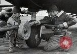 Standbild Amerikanische 82 Und 101 Fallschirmjäger am Vorabend des D-Day Invasion Frankreichs England, 1944, aus Sekunde 58 historischem Filmmaterial Videoclip 65675024429