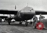 Standbild Amerikanische 82 Und 101 Fallschirmjäger am Vorabend des D-Day Invasion Frankreichs England, 1944, aus Sekunde 59 historischem Filmmaterial Videoclip 65675024429