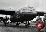 Standbild Amerikanische 82 Und 101 Fallschirmjäger am Vorabend des D-Day Invasion Frankreichs England, 1944, aus Sekunde 60 historischem Filmmaterial Videoclip 65675024429