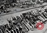Immagine di Alleati importanti città portuale dopo il D-Day nella seconda guerra mondiale Cherbourg Francia, 1944, secondo 13 filmato di repertorio 65675024433