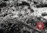 Immagine di Alleati importanti città portuale dopo il D-Day nella seconda guerra mondiale Cherbourg Francia, 1944, secondo 24 filmato di repertorio 65675024433