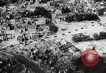 Immagine di Alleati importanti città portuale dopo il D-Day nella seconda guerra mondiale Cherbourg Francia, 1944, secondo 26 filmato di repertorio 65675024433