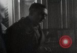 Standbild Verbündeten Einrücken der Deutschen in Hecken der Normandie Normandie Frankreich, 1944, aus Sekunde 8 historischem Filmmaterial Videoclip 65675024434
