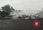 Standbild Verbündeten Einrücken der Deutschen in Hecken der Normandie Normandie Frankreich, 1944, aus Sekunde 21 historischem Filmmaterial Videoclip 65675024434