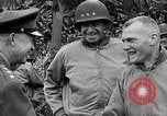 Standbild Verbündeten Einrücken der Deutschen in Hecken der Normandie Normandie Frankreich, 1944, aus Sekunde 25 historischem Filmmaterial Videoclip 65675024434