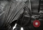 Standbild Verbündeten Einrücken der Deutschen in Hecken der Normandie Normandie Frankreich, 1944, aus Sekunde 33 historischem Filmmaterial Videoclip 65675024434