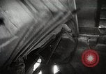 Standbild Verbündeten Einrücken der Deutschen in Hecken der Normandie Normandie Frankreich, 1944, aus Sekunde 35 historischem Filmmaterial Videoclip 65675024434