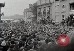 Standbild Verbündeten Einrücken der Deutschen in Hecken der Normandie Normandie Frankreich, 1944, aus Sekunde 44 historischem Filmmaterial Videoclip 65675024434
