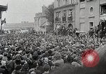 Standbild Verbündeten Einrücken der Deutschen in Hecken der Normandie Normandie Frankreich, 1944, aus Sekunde 45 historischem Filmmaterial Videoclip 65675024434