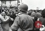 Standbild Verbündeten Einrücken der Deutschen in Hecken der Normandie Normandie Frankreich, 1944, aus Sekunde 46 historischem Filmmaterial Videoclip 65675024434