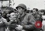 Standbild Verbündeten Einrücken der Deutschen in Hecken der Normandie Normandie Frankreich, 1944, aus Sekunde 47 historischem Filmmaterial Videoclip 65675024434