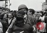 Standbild Verbündeten Einrücken der Deutschen in Hecken der Normandie Normandie Frankreich, 1944, aus Sekunde 48 historischem Filmmaterial Videoclip 65675024434