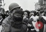 Standbild Verbündeten Einrücken der Deutschen in Hecken der Normandie Normandie Frankreich, 1944, aus Sekunde 49 historischem Filmmaterial Videoclip 65675024434