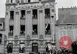 Standbild Verbündeten Einrücken der Deutschen in Hecken der Normandie Normandie Frankreich, 1944, aus Sekunde 51 historischem Filmmaterial Videoclip 65675024434