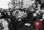 Standbild Verbündeten Einrücken der Deutschen in Hecken der Normandie Normandie Frankreich, 1944, aus Sekunde 52 historischem Filmmaterial Videoclip 65675024434